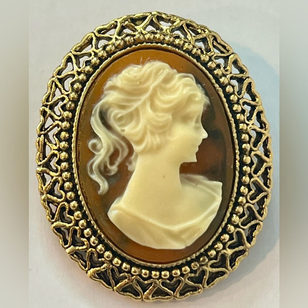 Vintage Gold Plated Cameo Brooch
